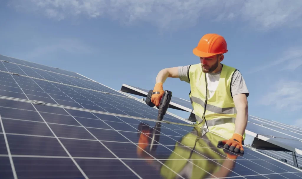 Maison rénovée au Québec avec des panneaux solaires installés sur le toit.